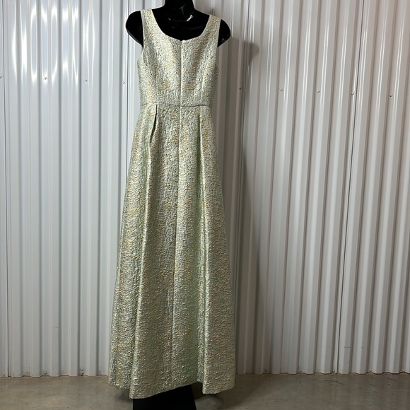 Platinum by Shelli Segal Formal Gown. Preowned - Picture 7 of 10